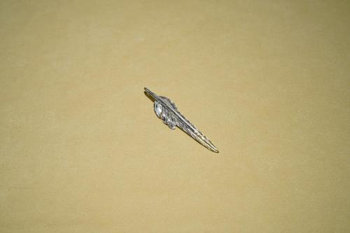  LARRY SMITH - KAZEKIRI FEATHER PENDANT No.5 (18K GOLD ACCENT)