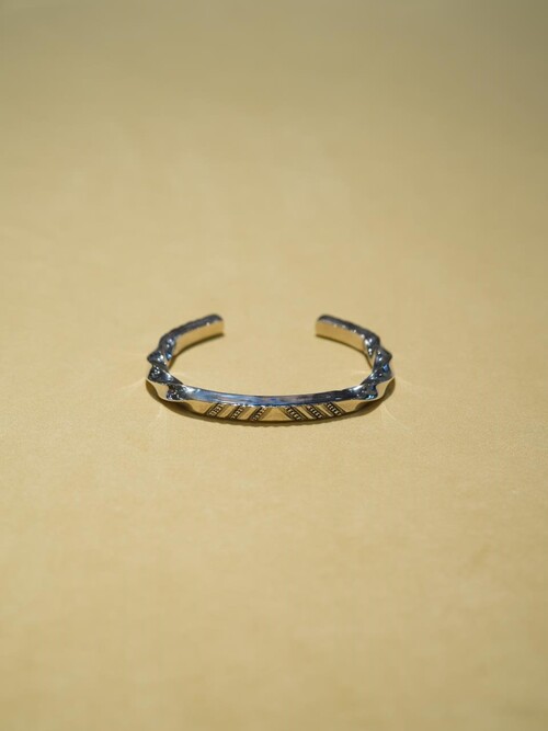  LARRY SMITH - SQUARE WIRE TWIST BANGLE