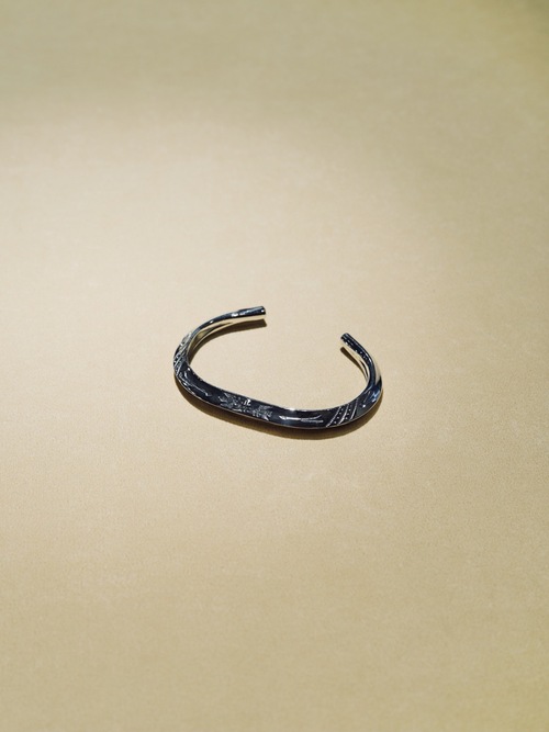  LARRY SMITH - TRIANGLE TAPERED END BRACELET (ARROW, THUNDERBIRD)
