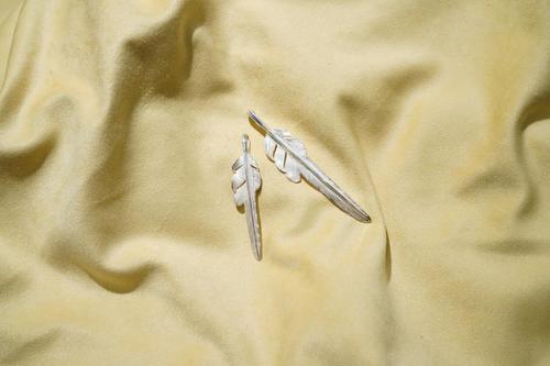  LARRY SMITH - KAZEKIRI FEATHER PENDANT - LARGE